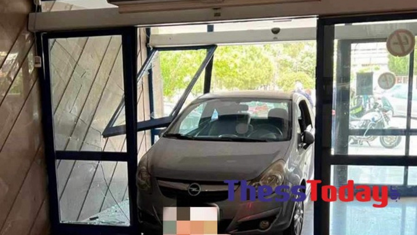 Θεσσαλονίκη: Όχημα κατέληξε σε... κτήριο του Ιπποκράτειου