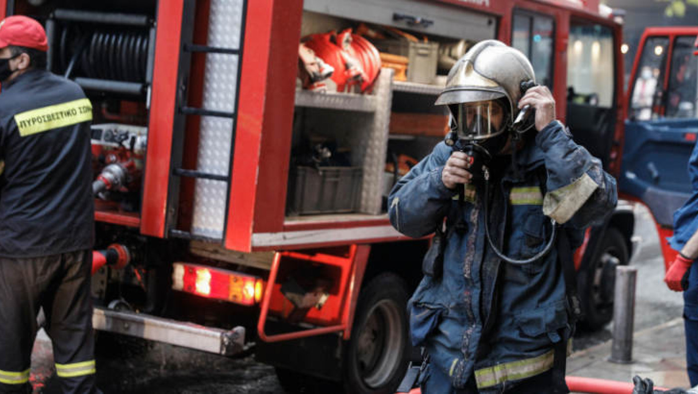Αξιωματικός της Πυροσβεστικής απείλησε να πέσει από ταράτσα!