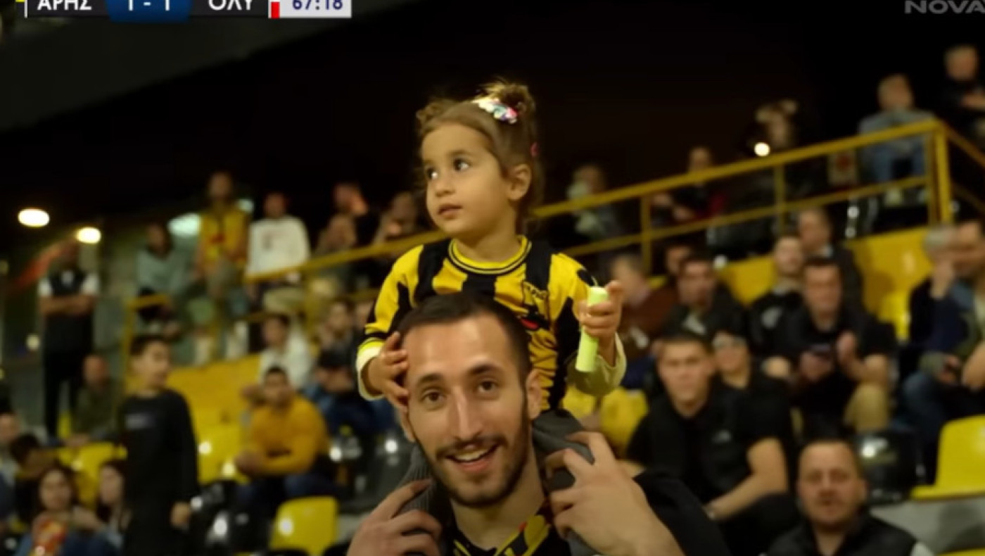 Με την κόρη στους ώμους είδε ο Σλαφτσάκης το Άρης-Ολυμπιακός