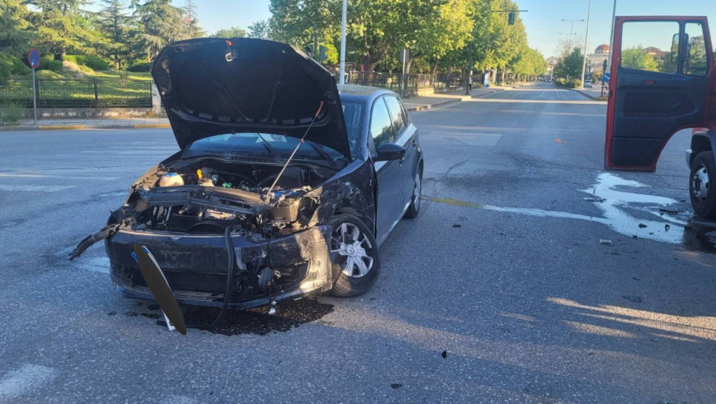 Λάρισα: Σφοδρό τροχαίο με έναν τραυματία-Σμπαράλια τα αυτοκίνητα (pics)