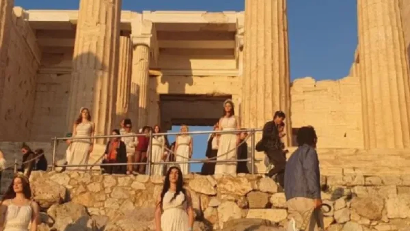 Φόρεσαν τις χλαμύδες τους και ανέβηκαν στη Ακρόπολη!