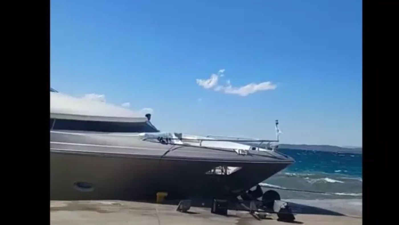 Σπέτσες: Θαλαμηγός χτύπησε στον προβλήτα λόγω των θυελλωδών ανέμων