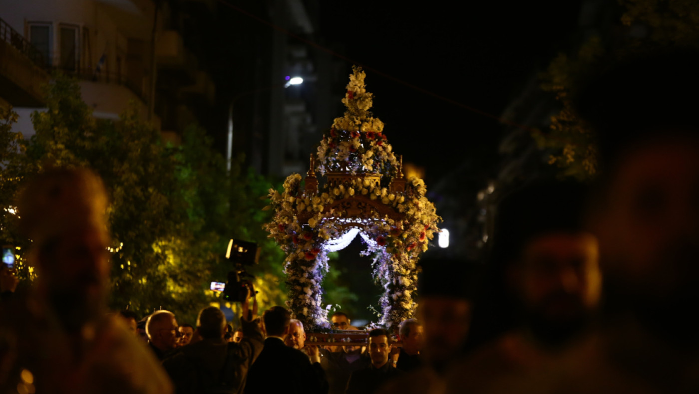 Θεσσαλονίκη: Χιλιάδες πιστοί στη συνάντηση των πέντε επιταφίων στην Πλατεία Αριστοτέλους