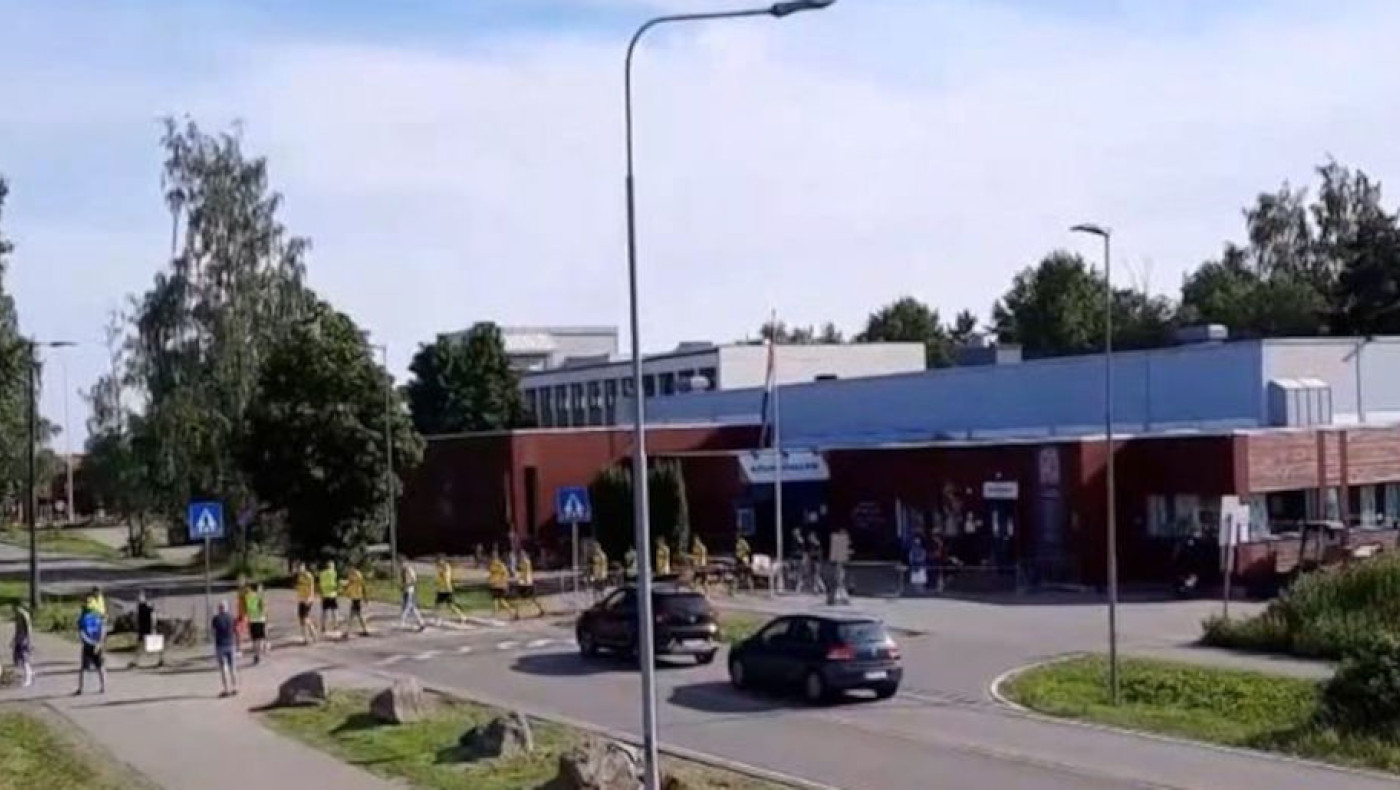 Απίστευτο! Ομάδα στη Νορβηγία έχει τα αποδυτήρια... έξω από το γήπεδο!