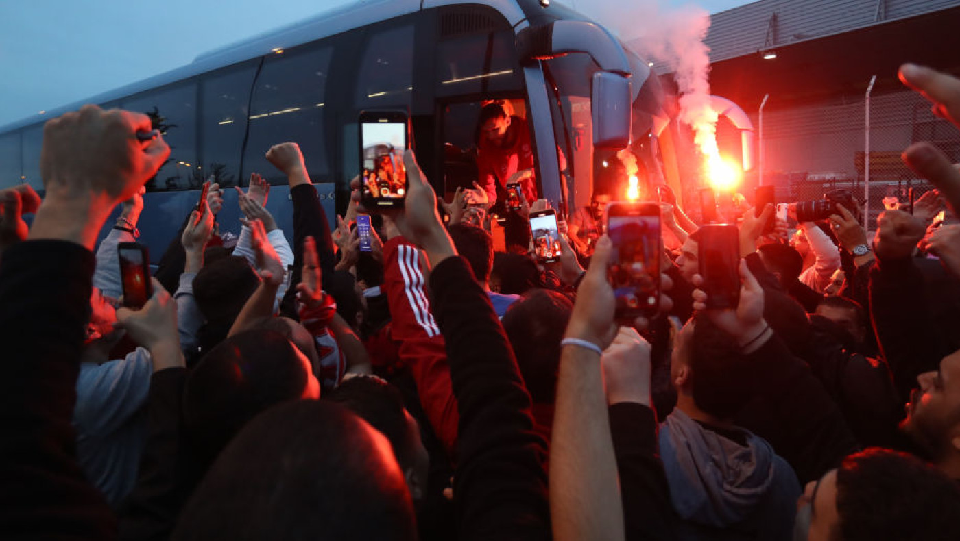 Ολυμπιακός-Αποθεωτική υποδοχή στην ομάδα μπάσκετ: «Φέρτε μας το ευρωπαϊκό»