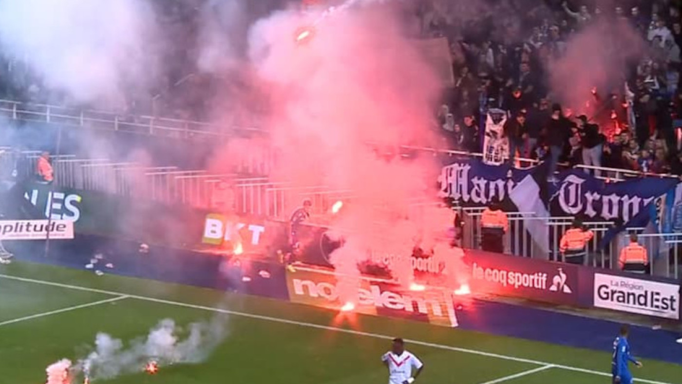 Σκηνές χάους στην Τρουά: Παίκτες ρίχνουν πίσω τους πυρσούς στους οπαδούς!