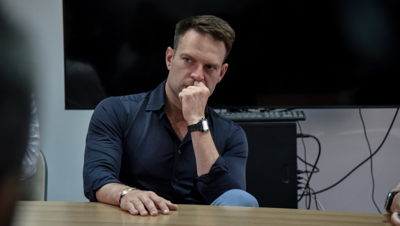 Έξαλλος με ερώτηση ο Κασσελάκης πέταξε το ακουστικό και αποχώρησε