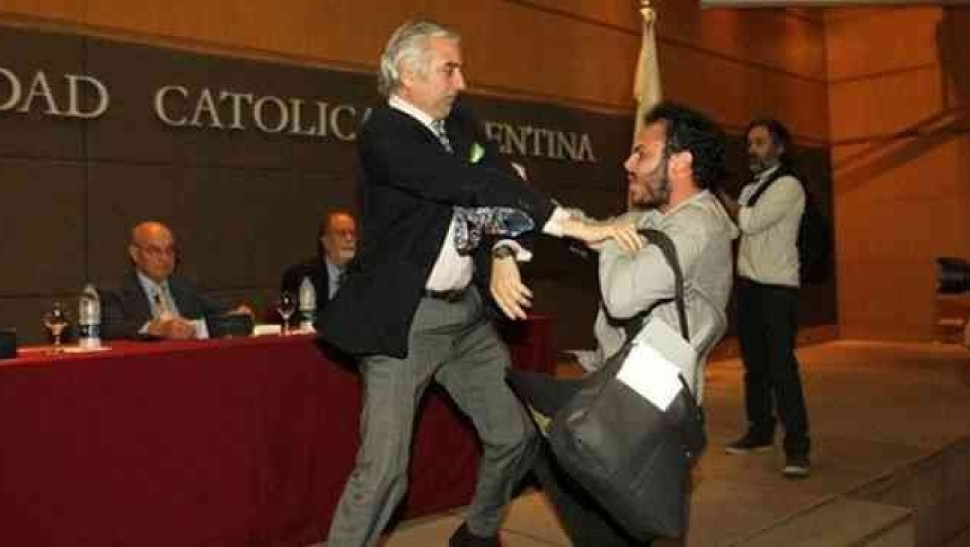 Αυγά στον Yπ. Οικονομικών που ευθύνεται για τη χρεοκοπία της Αργεντινής(video)