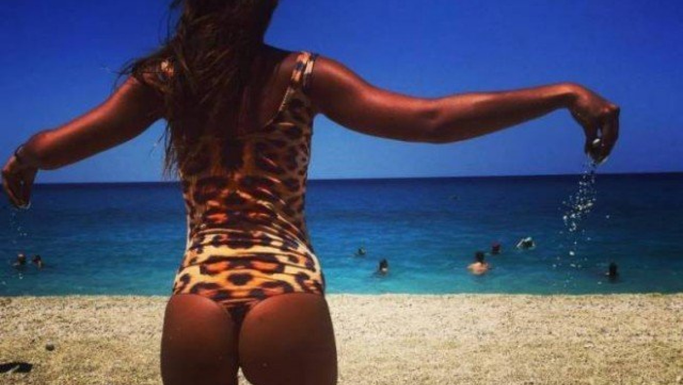 «Κολάζει» μέχρι  και τις ξαπλώστρες η Σίσσυ! (pics)