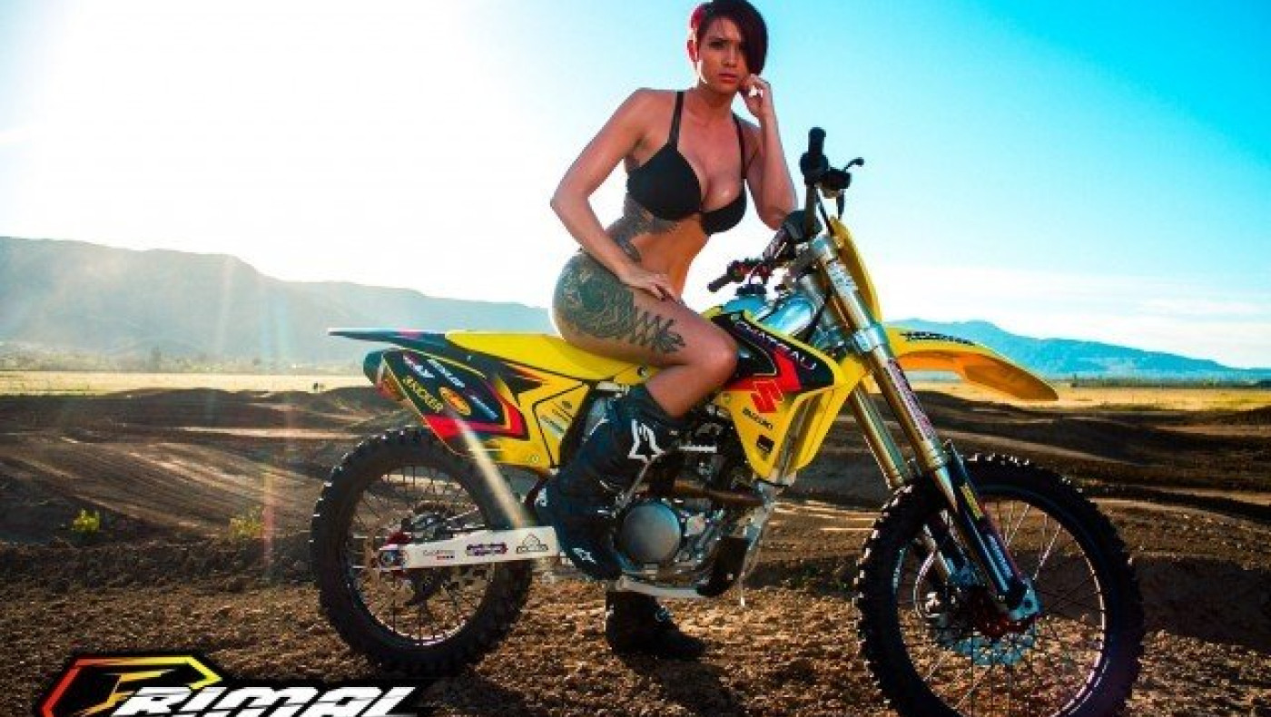 Η φωτογράφιση της αθλήτριας του motocross που προκάλεσε πανικό!