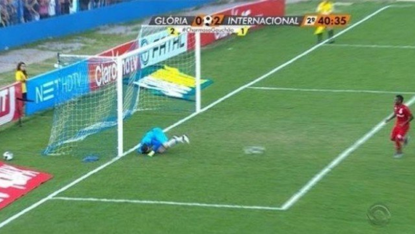 Απίστευτη επέμβαση τερματοφύλακα με το τακουνάκι! (video)