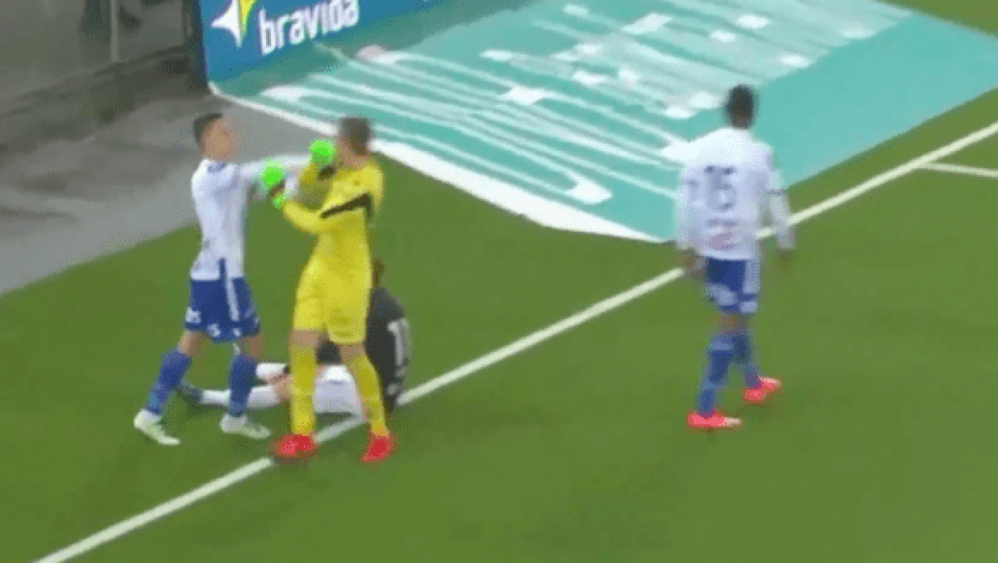 Διαπληκτίστηκε με τον τερματοφύλακα του και αποβλήθηκε (video)