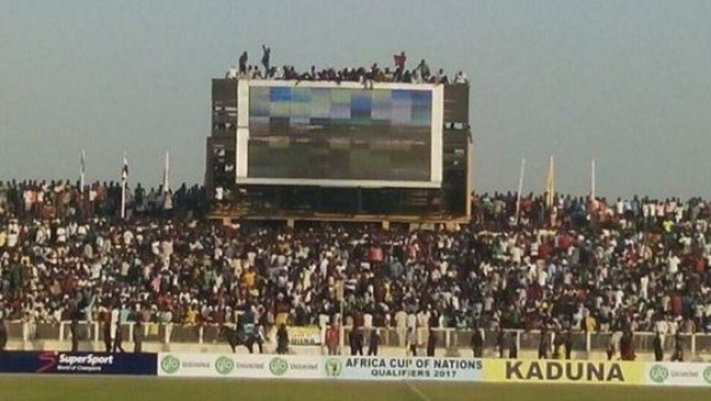 Έβλεπαν το ματς μέχρι και από τους προβολείς στο Νιγηρία - Αίγυπτος