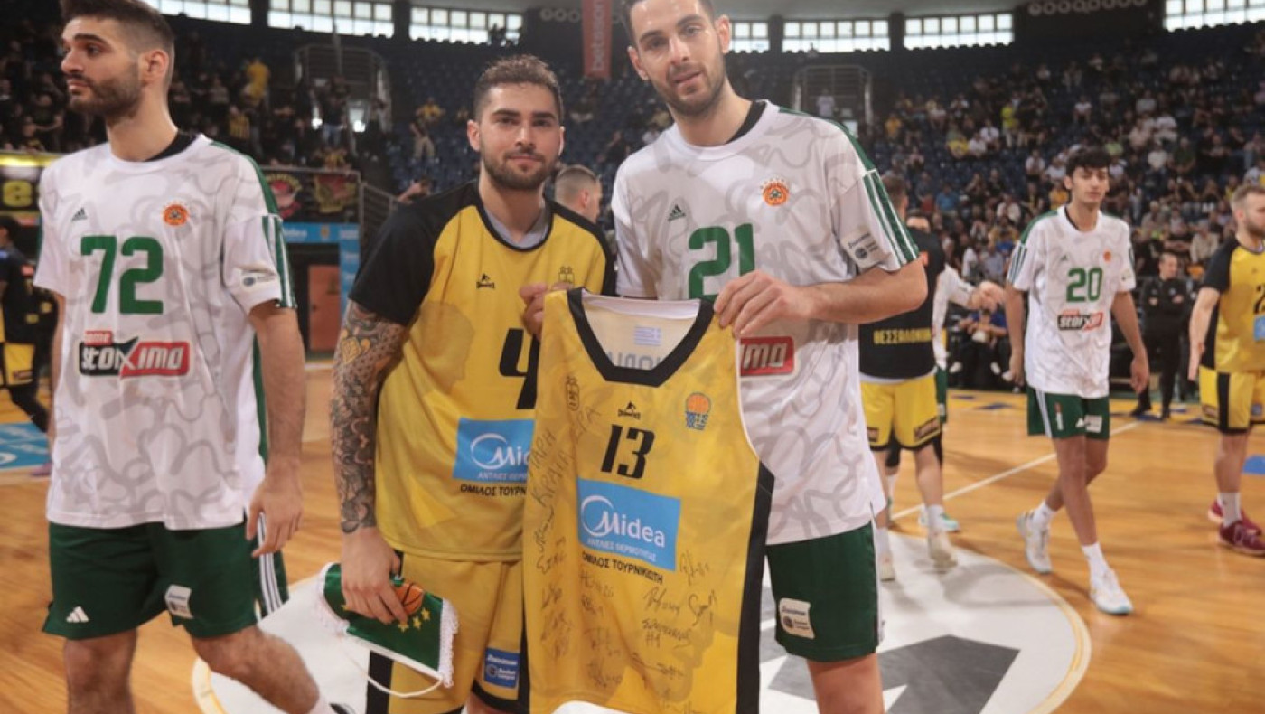 Η αφιέρωση των παικτών του Άρη στον Πάρη Δερμάνη