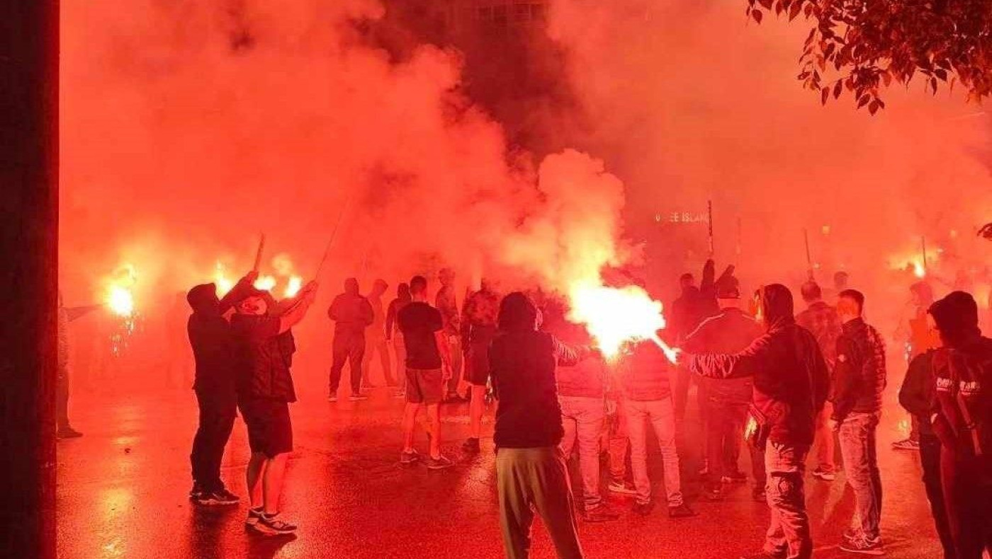 Οι οπαδοί του ΠΑΟΚ έκαναν τη νύχτα μέρα στην Καμάρα