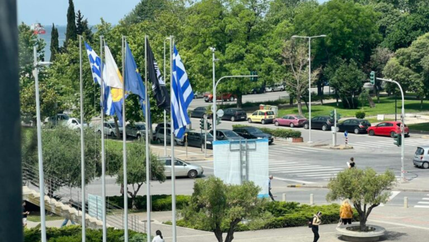 ΠΑΟΚτσήδικη «θέα» από το δημαρχείο Θεσσαλονίκης με ασπρόμαυρη σημαία