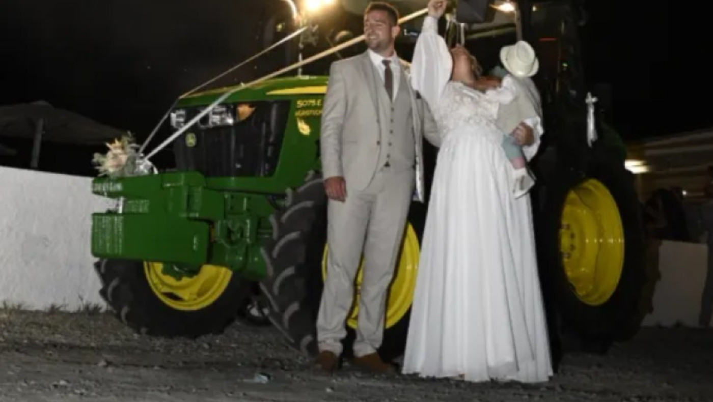 Σύρος: Ζευγάρι πήγε στον γάμο του με... τρακτέρ (vid)