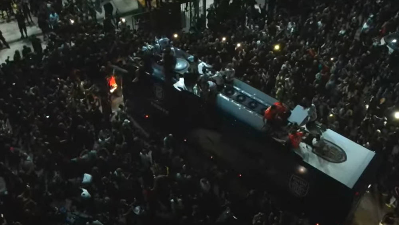 ΠΑΟΚ: Το πούλμαν των Πρωταθλητών έφτασε στην Τούμπα-Χαμός και αποθέωση από τον κόσμο