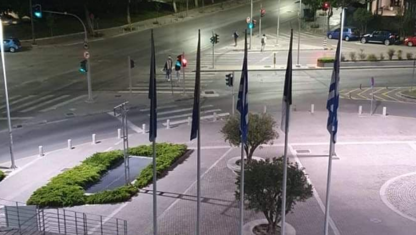 Κατέβασαν τη σημαία του ΠΑΟΚ από το Δημαρχείο Θεσσαλονίκης