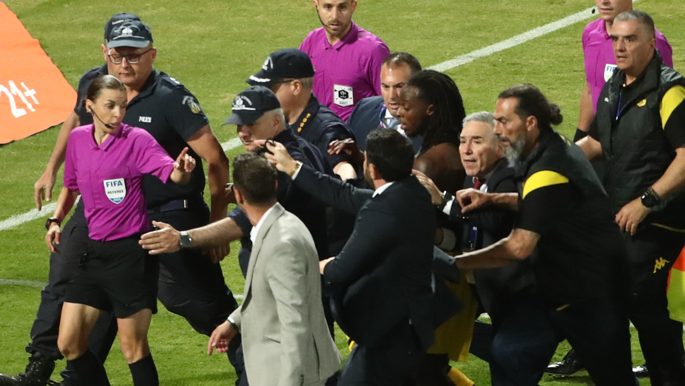 Οργισμένος ο Καρυπίδης: «Με τα αίσχη που έγιναν από την Γαλλίδα, είναι βέβαιο ότι ο κόσμος θα έμπαινε μέσα»