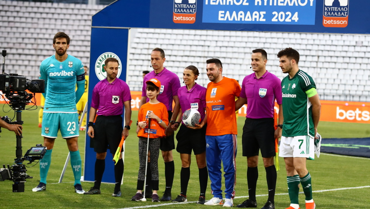 Η μικρή Λουκία παραδίδει την μπάλα του αγώνα στην Φραπάρ