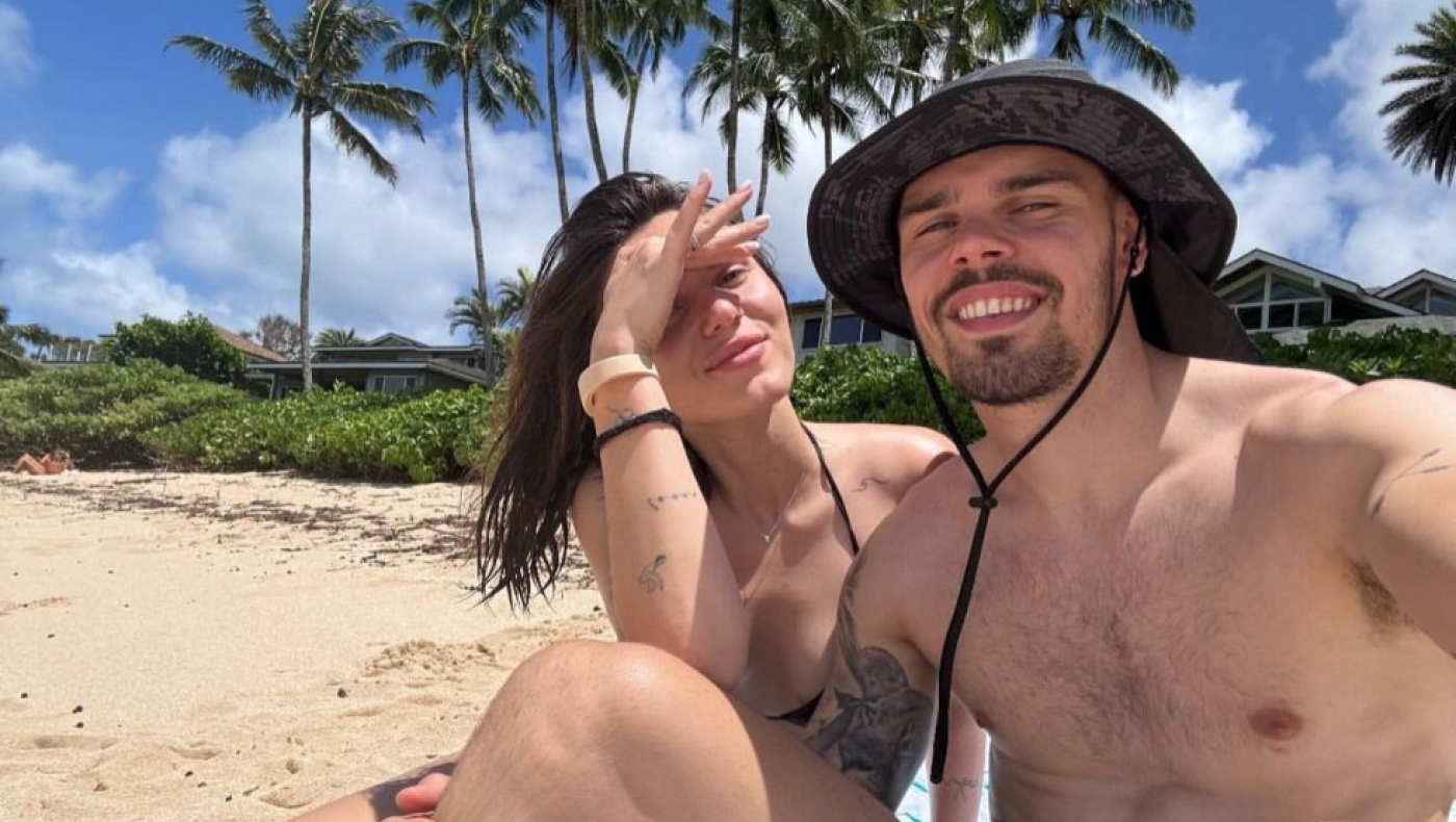 Απολαμβάνουν τον ήλιο της... Χαβάη ο Κοτάρσκι και η κούκλα σύζυγός του