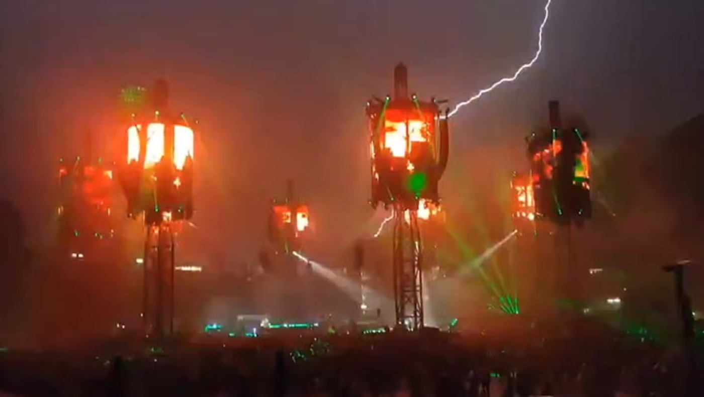 Άφωνοι φανς μετά από αστραπή σε συναυλία των Metallica!