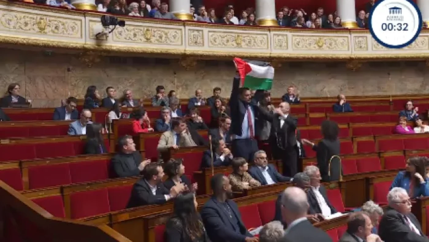 Γαλλία-Χαμός στη Βουλή: Βουλευτής σήκωσε τη σημαία της Παλαιστίνης