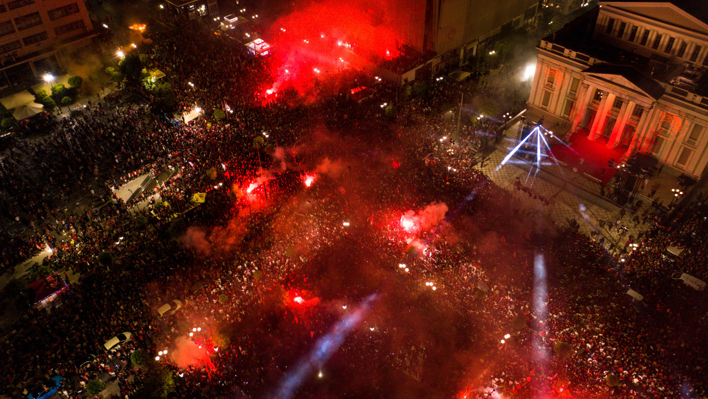 Πειραιάς: Στο νοσοκομείο 4 φίλαθλοι του Ολυμπιακού που έπεσαν από στύλους