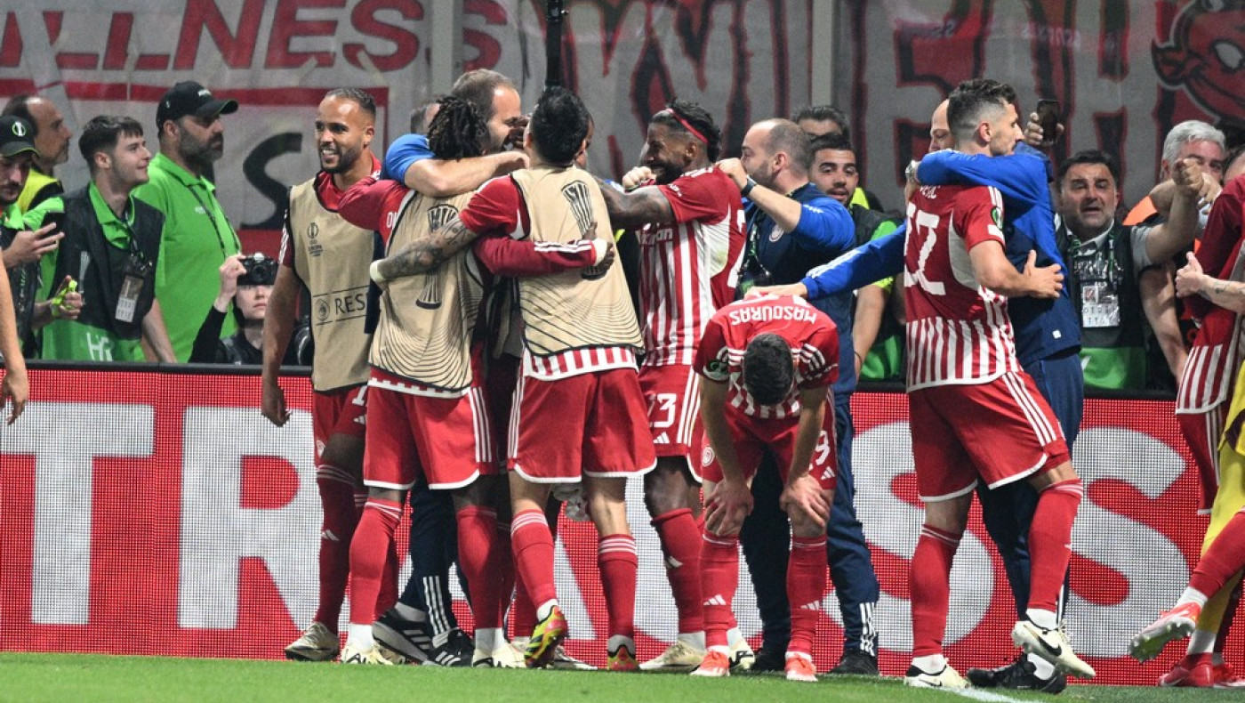 Ολυμπιακός: Ο Ροντινέι τραγουδάει Βανδή γιορτάζοντας την κατάκτηση του Conference League