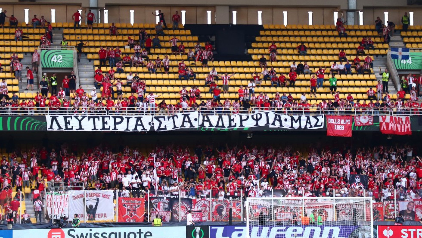 Το πανό των φίλων του Ολυμπιακού που προκάλεσε αντιδράσεις στην OPAP ARENA