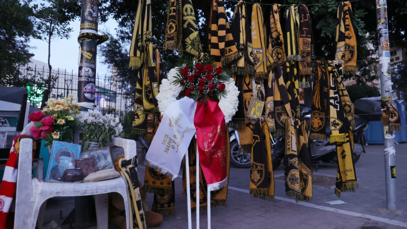 Κατέθεσαν στεφάνι στο μνημείο του Κατσούρη οι οπαδοί του Ολυμπιακού