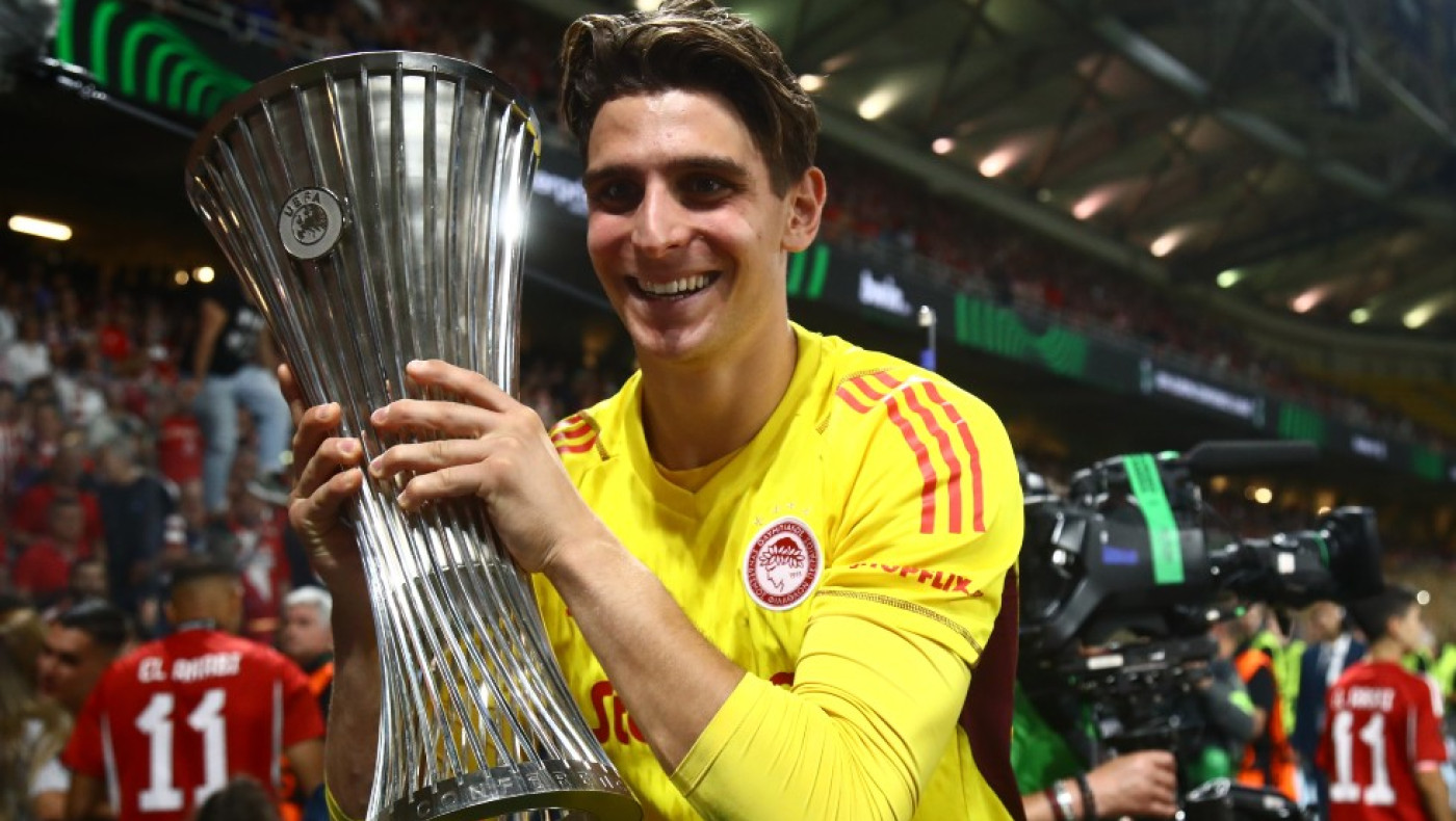 Ολυμπιακός: Ερωτευμένος με την κατάξανθη Νάσια ο Τζολάκης