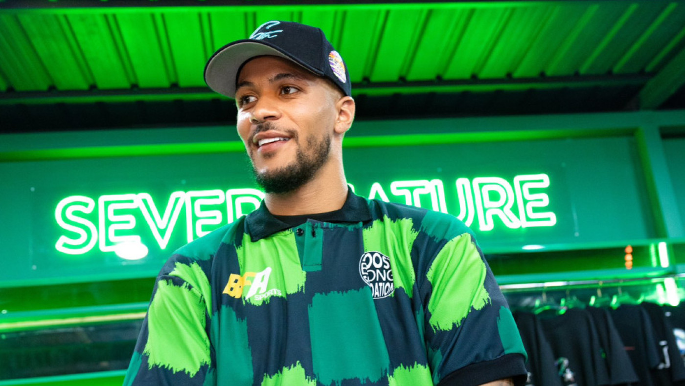 Ο Εκόνγκ και συμπαίκτες του αποκλείστηκαν σε αεροδρόμιο για 12 ώρες