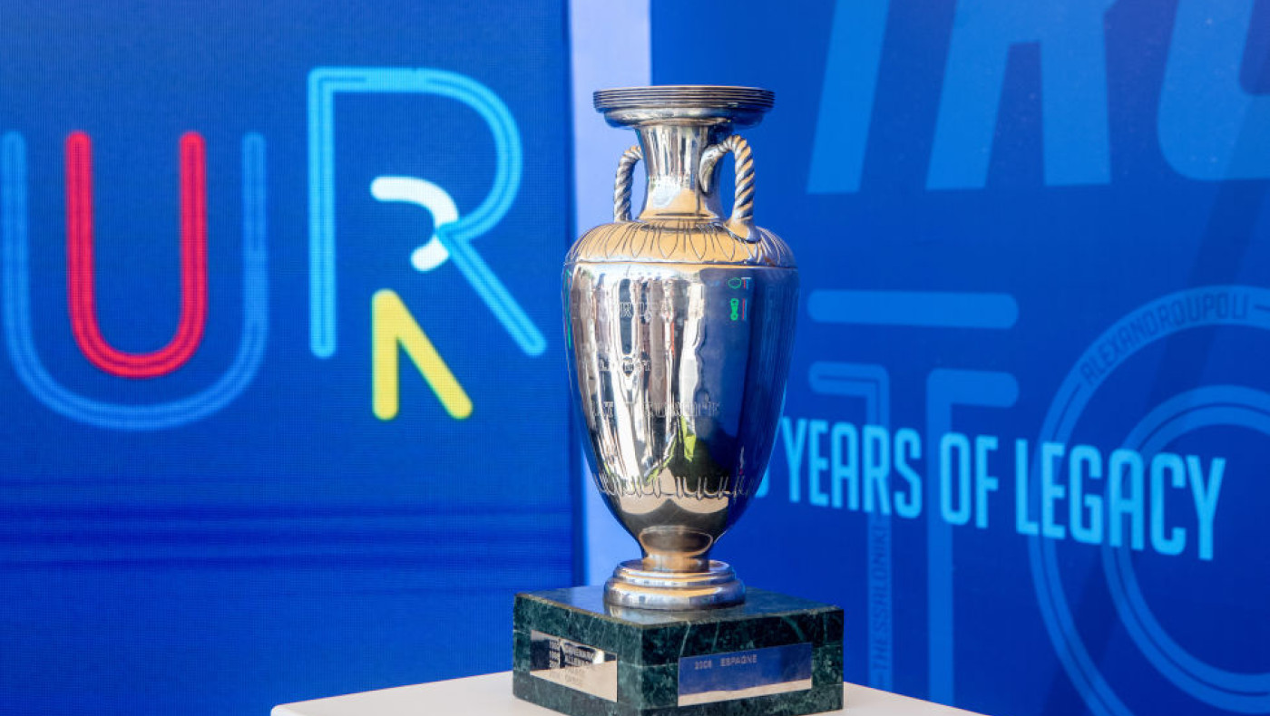 Θεσσαλονίκη: Το τρόπαιο του Euro 2004 στην πλατεία Αριστοτέλους! Δείτε εικόνες