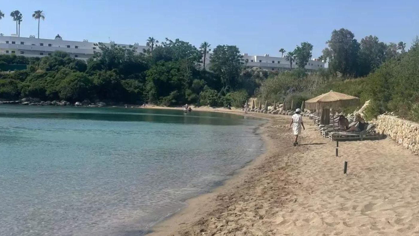 Ρόδος: Μάζεψε τις παράνομες ξαπλώστρες ο ιδιοκτήτης του beach bar