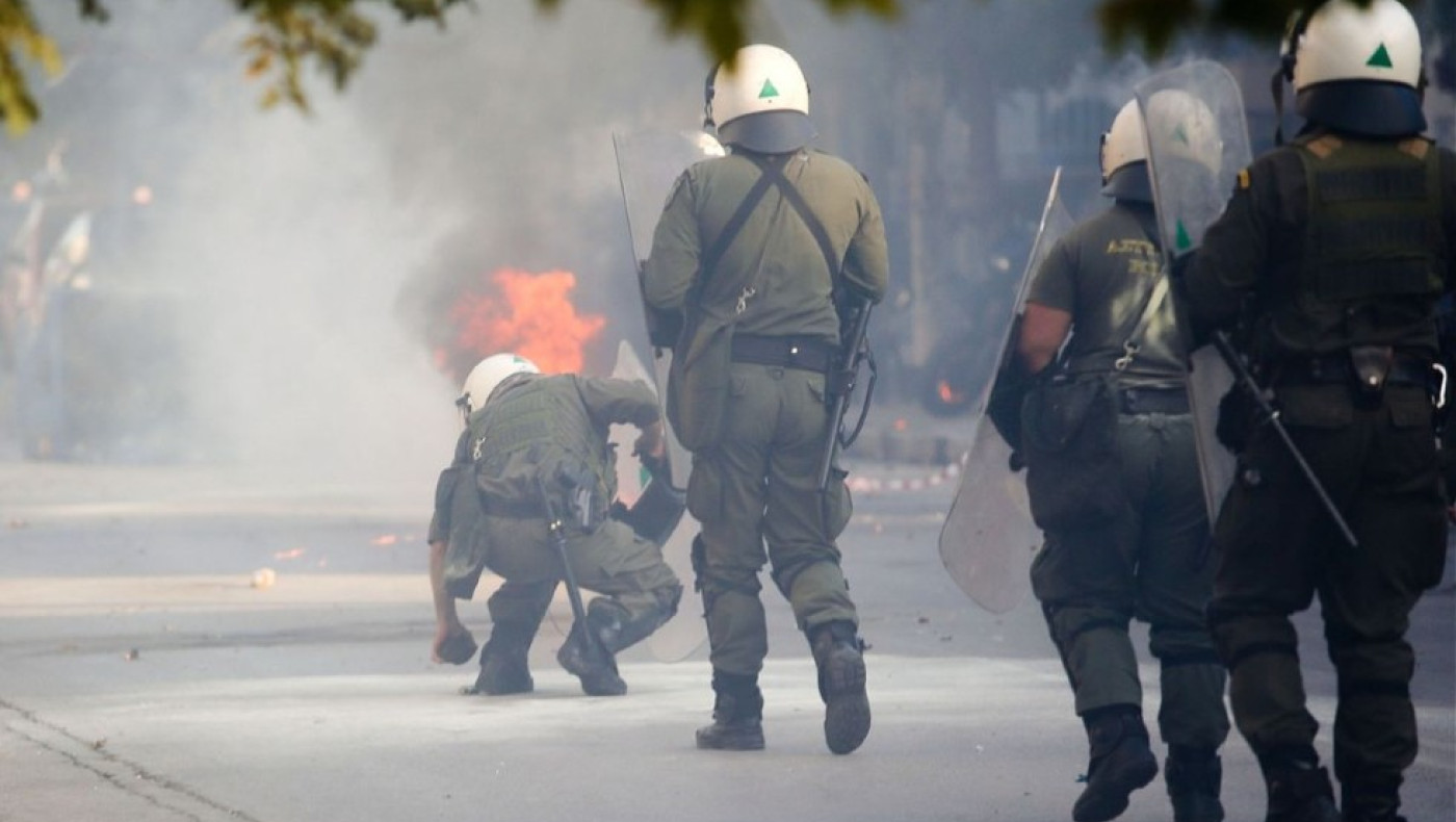ΕΝΤΑΣΗ: Επεισόδια και δακρυγόνα στον τελικό του χάντμπολ ΑΕΚ-Ολυμπιακός