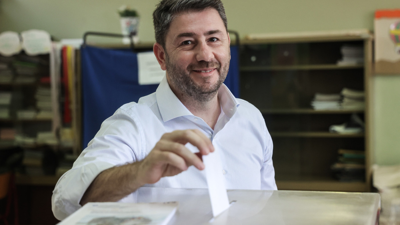 Ευρωεκλογές: Με χαμόγελο στην κάλπη ο Ανδρουλάκης - «Αναγκαία η αξιόπιστη αντιπολίτευση»