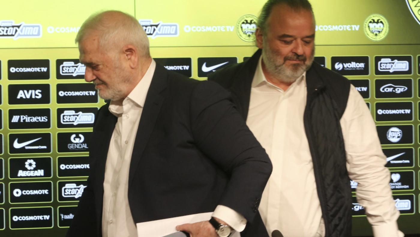 AEK: Ο χαιρετισμός Ηλιόπουλου-Μελισσανίδη με υψωμένη γροθιά (vid)