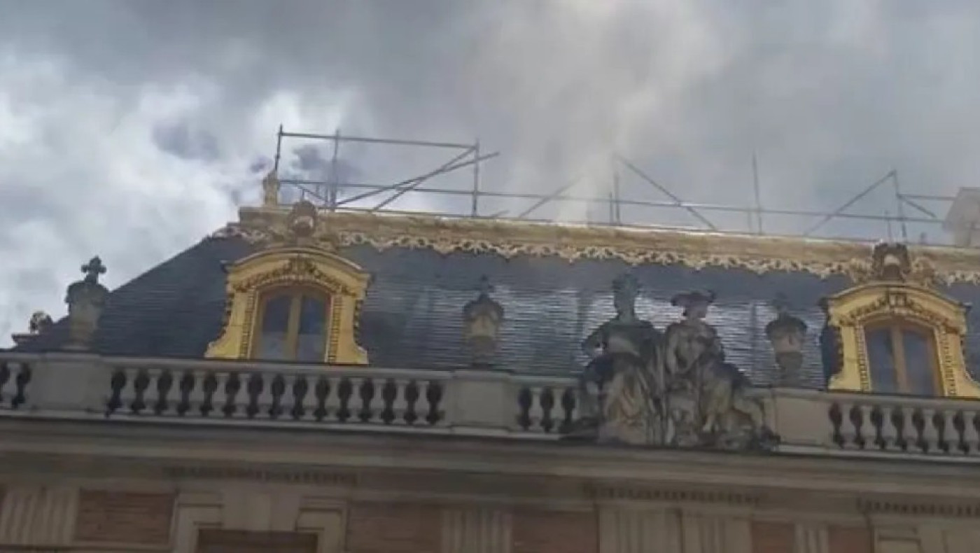 Γαλλία: Φωτιά στο Ανάκτορο των Βερσαλλιών-Εκκενώθηκε το κτίριο