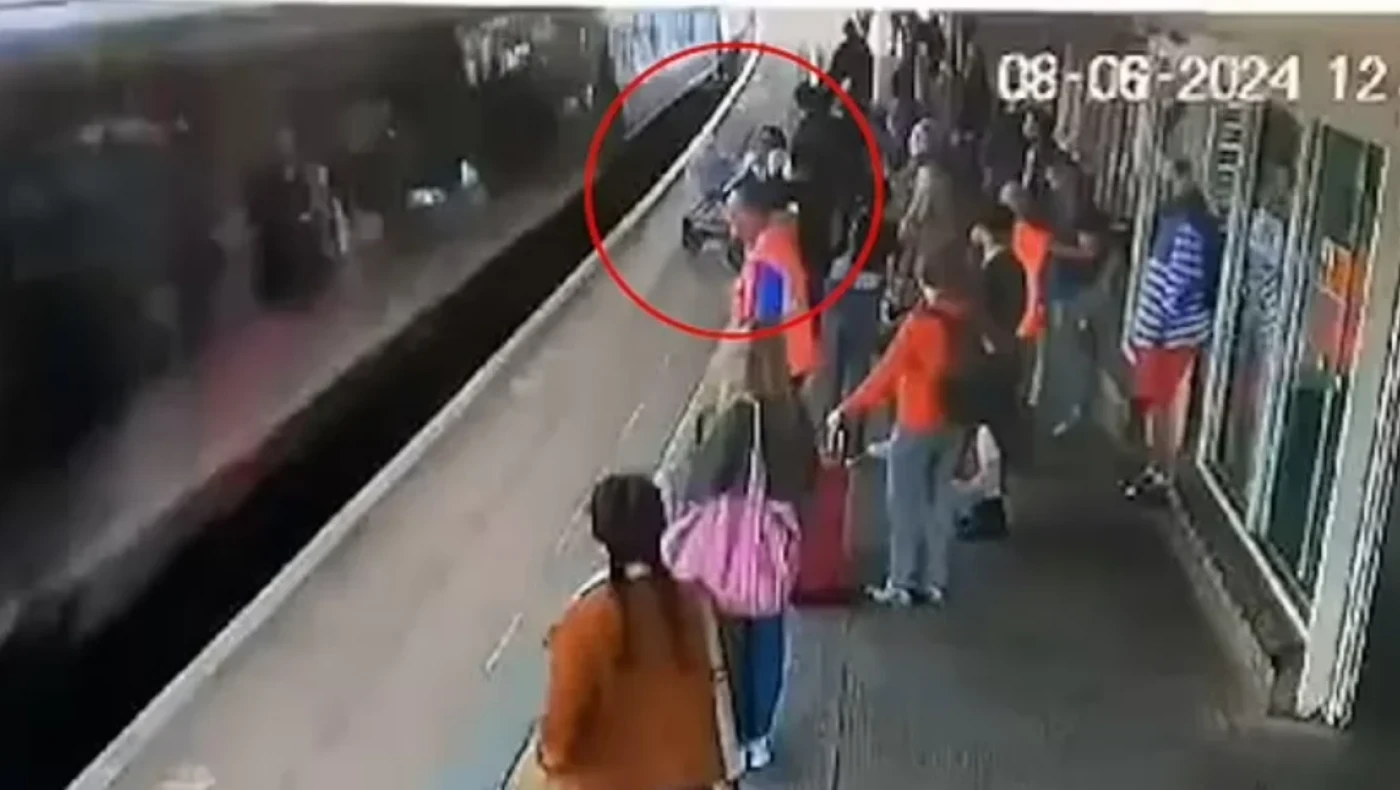 Καροτσάκι με μωρό πέφτει σε τρένο, μπροστά στη γιαγιά και τη μητέρα του