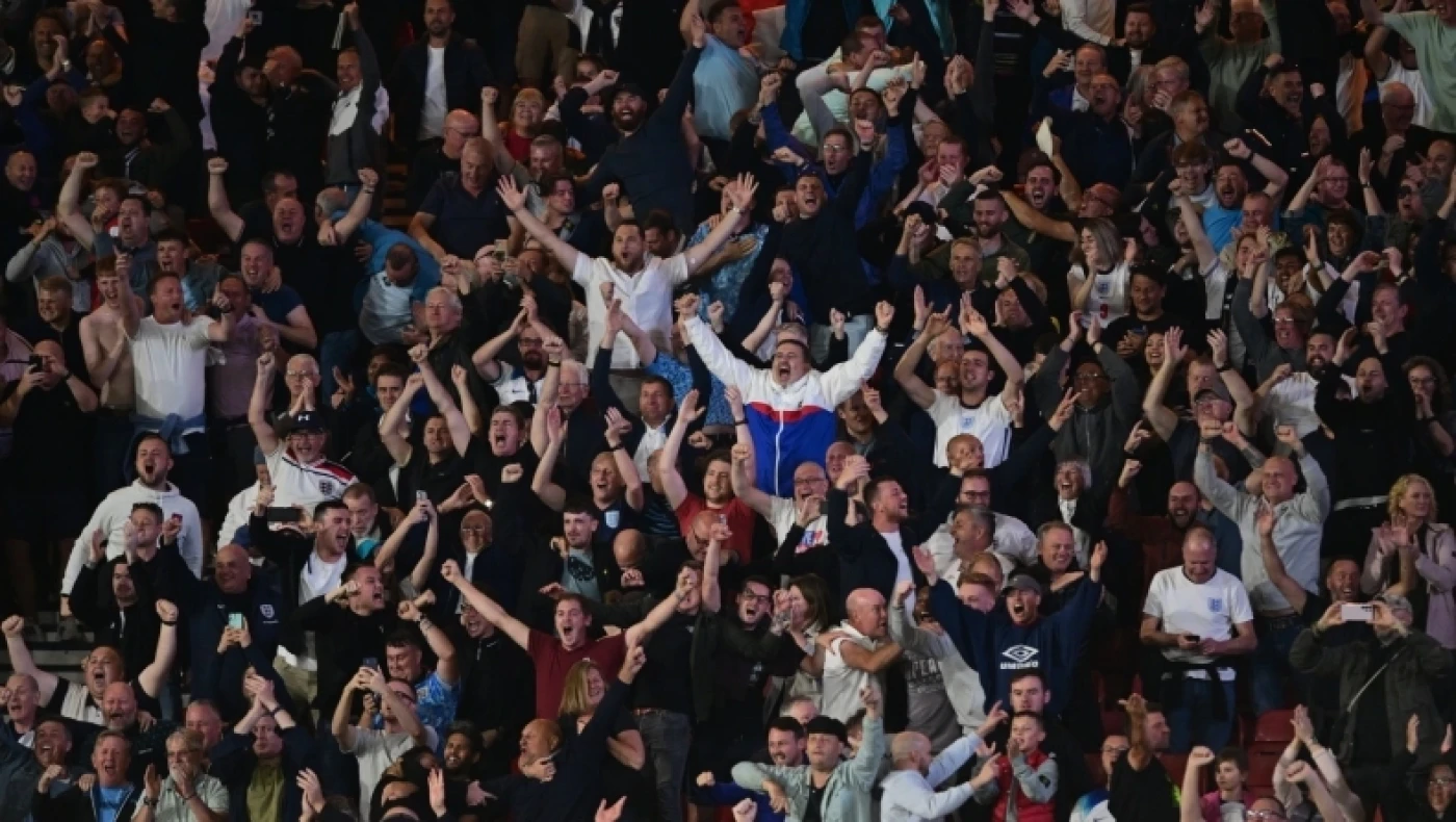 UEFA: Τιμώρησε τη Σερβία για ρατσιστική συμπεριφορά των οπαδών της