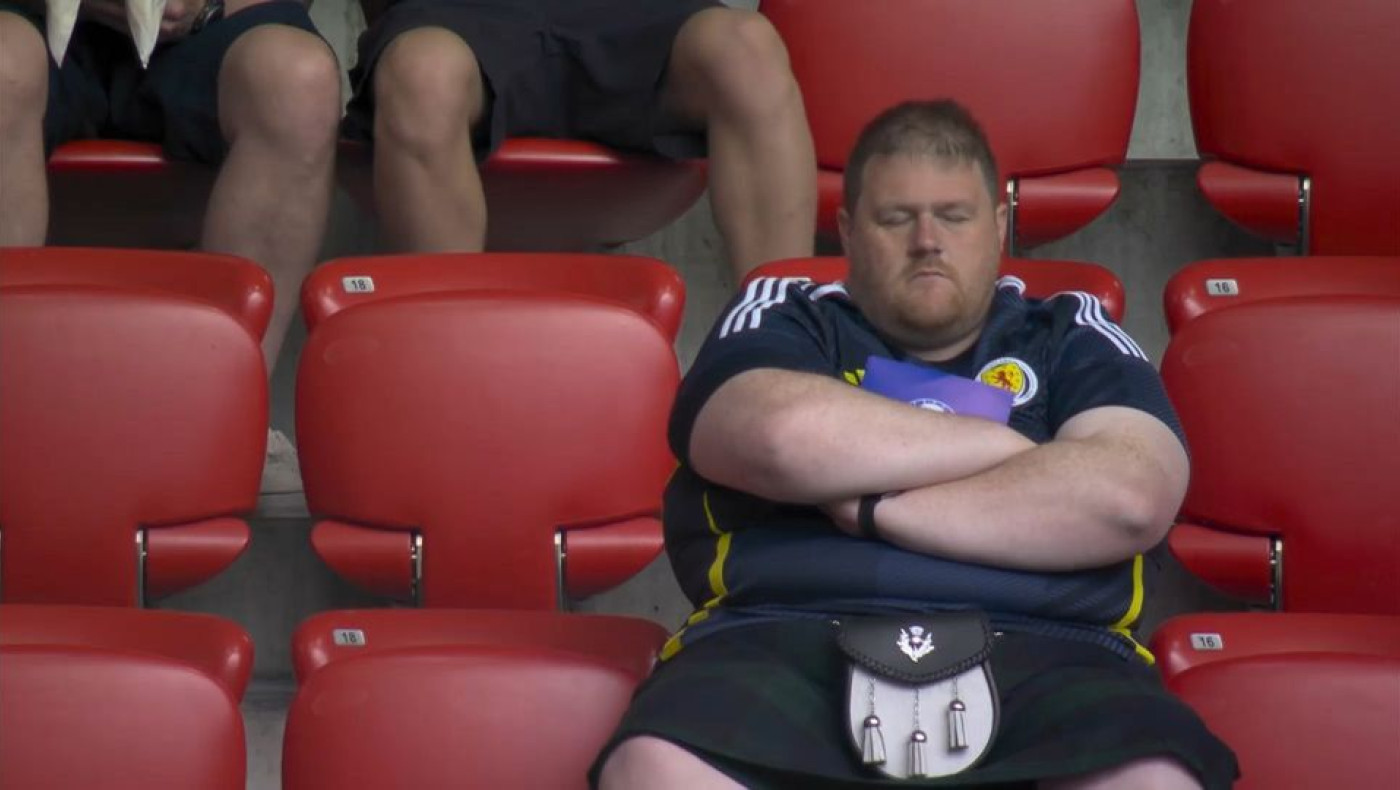 Euro 2024: Σκωτσέζος φίλαθλος κουράστηκε να περιμένει και... κοιμήθηκε στην εξέδρα