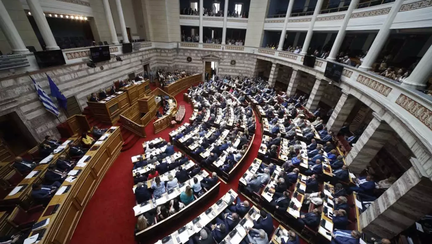 «Κόλαση» στη Βουλή μετά το πόρισμα για τα Τέμπη: «Αύριο θα σας ρίξει η κοινωνία!»