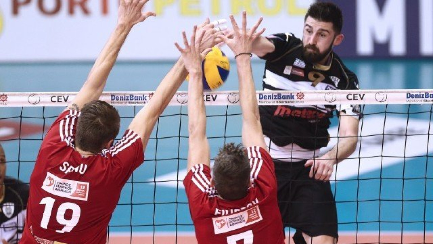 Ντου των οπαδών του Ολυμπιακού στο τάραφλεξ μετά το τέλος του αγώνα!