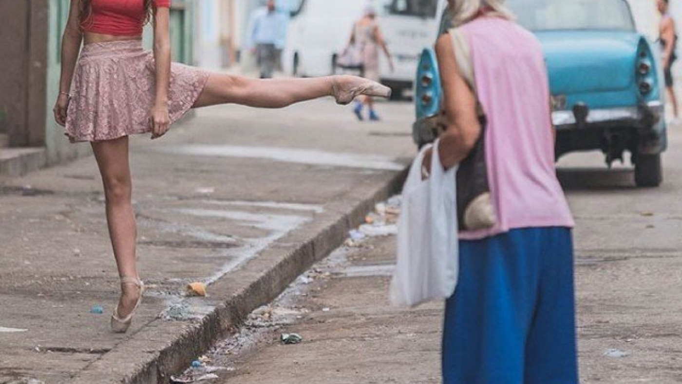 Αέρινες χορευτικές φιγούρες μπαλέτου στους δρόμους της Κούβας! (ΦΩΤΟ)