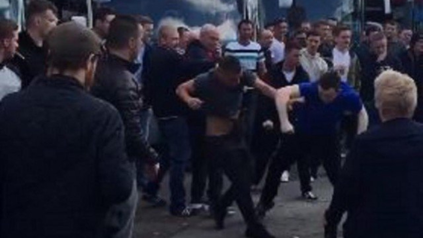 Απίστευτο ξύλο στο σταθμό μεταξύ οπαδών της Έβερτον και της Μάντσεστερ