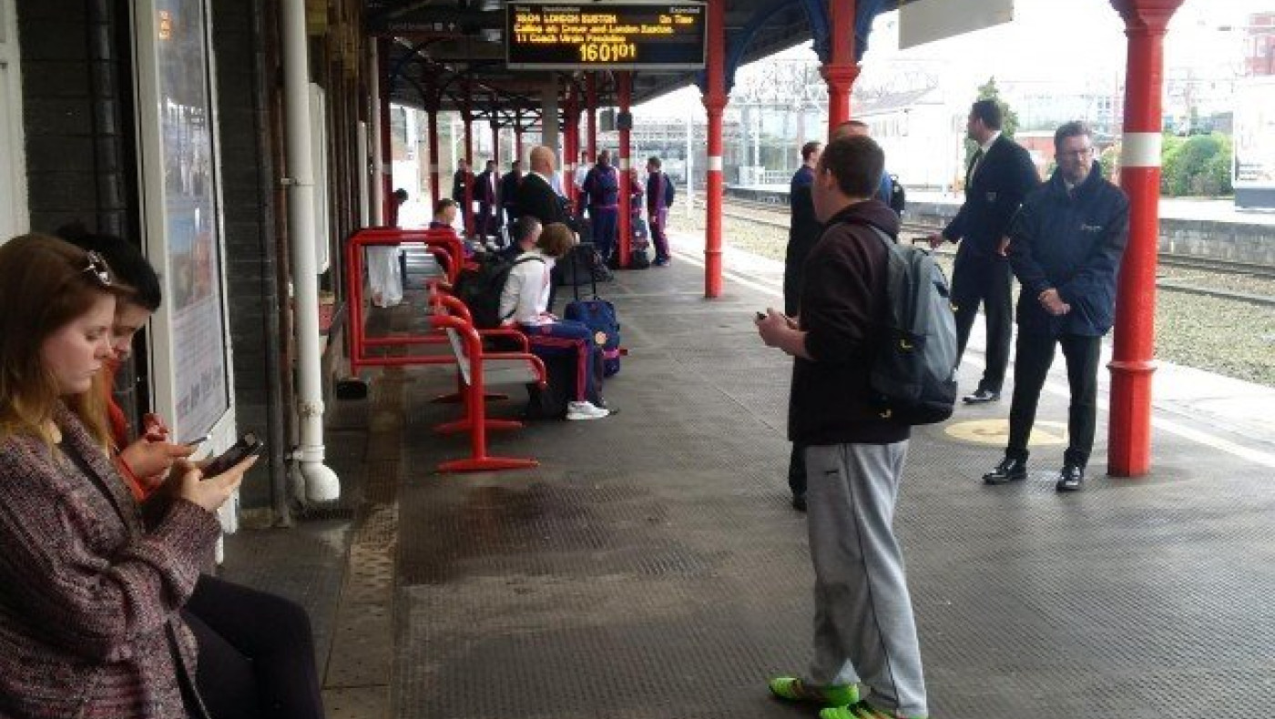 Ένας Έλληνας συναντά την αποστολή της Μάντσεστερ στο σταθμό των τρένων