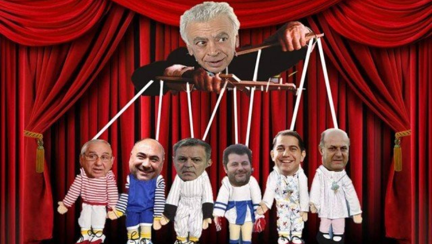 Τα κρυφά ραντεβού στο Μαξίμου και… «ο εκπρόσωπος – λουλούδι»