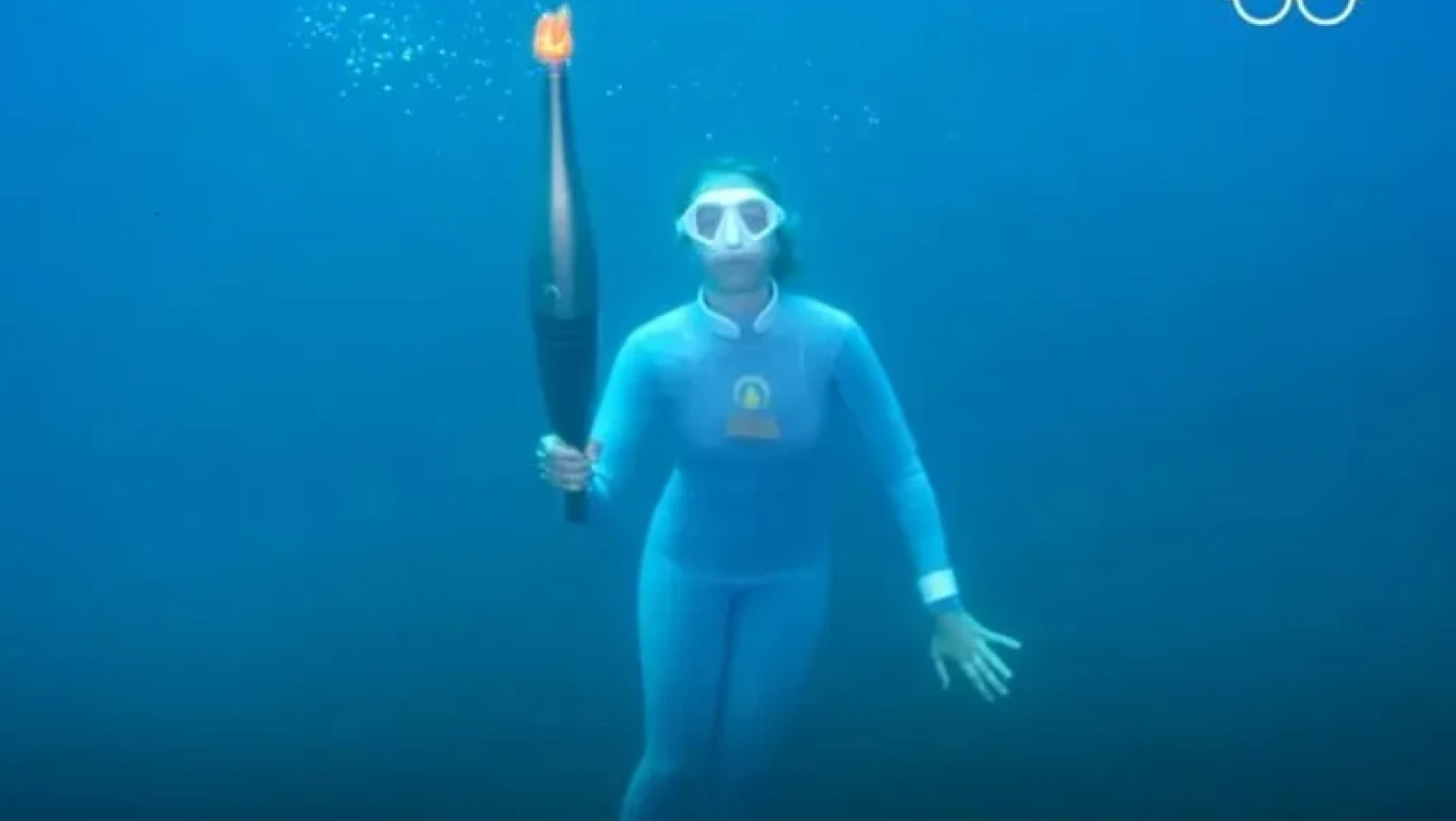 Alice Modolo: H 40χρονη δύτρια ανέσυρε την Ολυμπιακή Φλόγα από βάθος 20 μέτρων